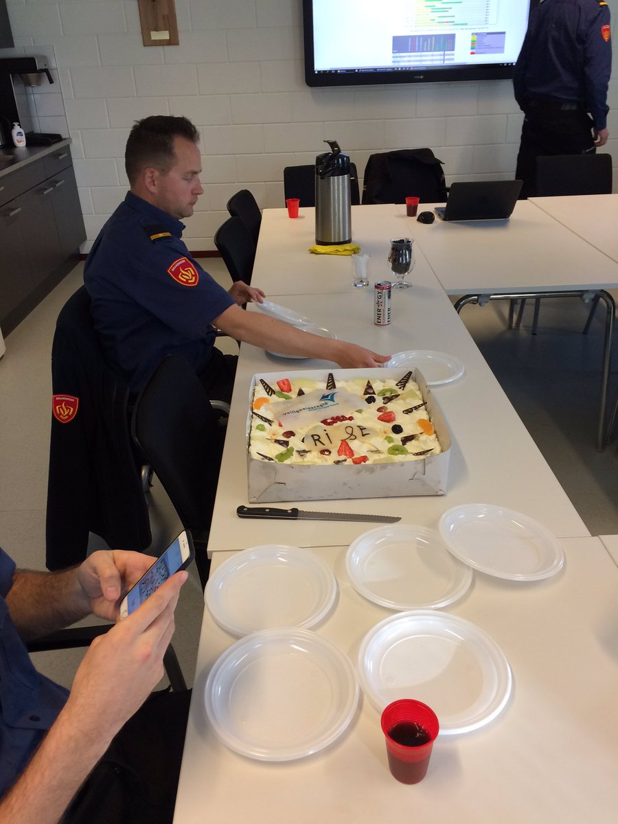 plienx's tweet photo. Taart uitdelen aan post Blokker, 100% respons op de RI&amp;E! Mooi stukje betrokkenheid van enthousiaste ploeg! #VRNHN https://t.co/MoJfGXsRMC