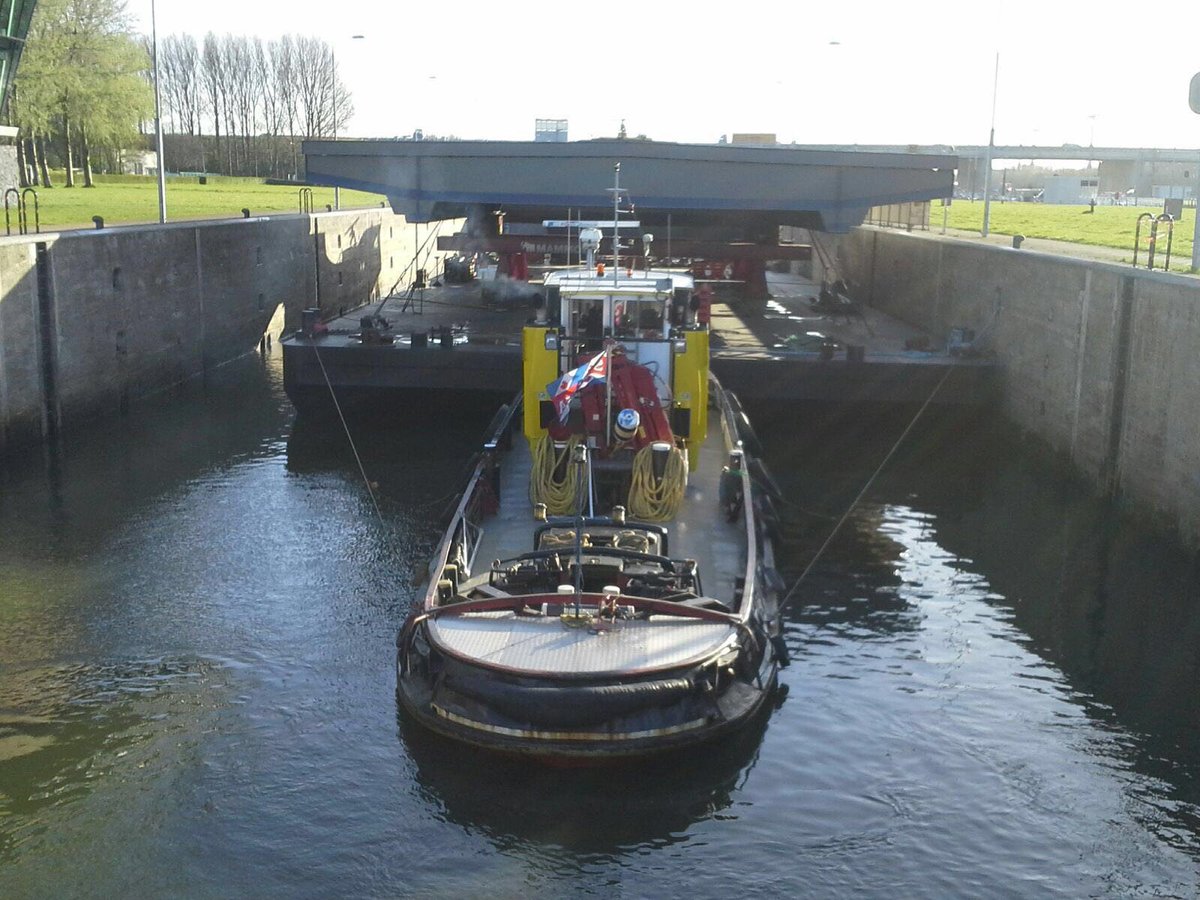 verkeerzh's tweet photo. #PSTA12 #brugdek passeert sluis Volkerak op weg naar Schiedam #ParallelstructuurA12 @pzh https://t.co/kStGT3TJuS https://t.co/Unz64sZ3lP