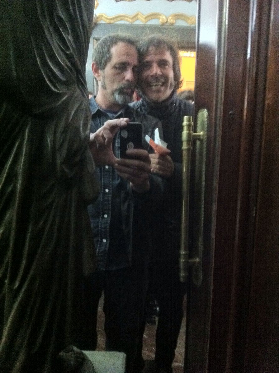 javiermoya's tweet photo. #selfiecontra el espejo del hall del @nuevoapolo entrando a los @PremiosMIN #premiosMin https://t.co/V0xigNG36T