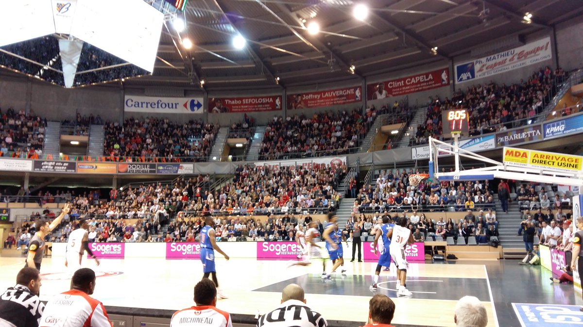 AxelSibert's tweet photo. Au colisée pour soutenir l' @ELANCHALON contre @ParisLevallois1 ! #TeamBourgogne #ProA #AllezChalon https://t.co/CvFRZepATT
