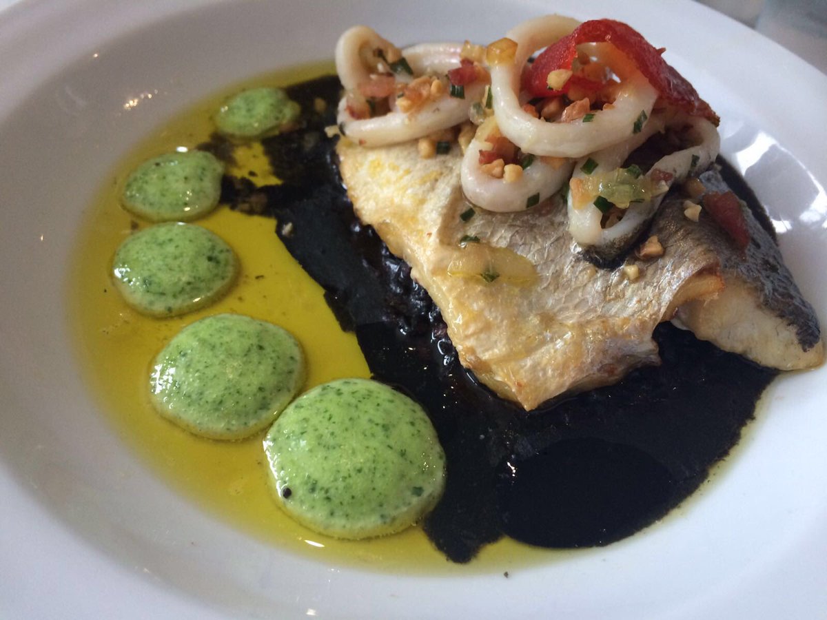 LaConsula15's tweet photo. Dorada con salsa tinta, calamares y salsa alioli con perejil. https://t.co/8O36EEN0Lz