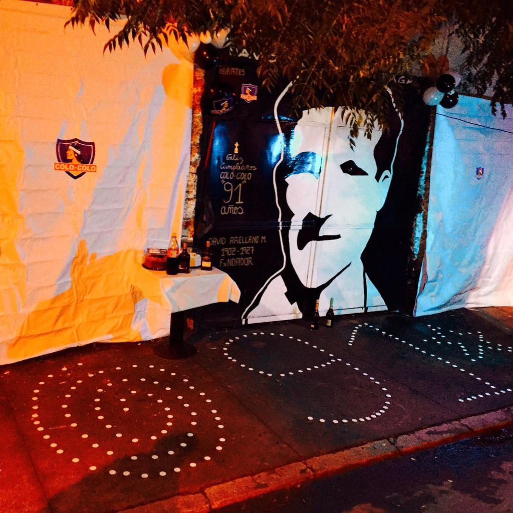 fernandogb1925's tweet photo. Anoche afuera de la casa de don #DAVIDARRELLANO  #THEORATES #ESTACIONCENTRAL FELIZ CELEBRANDO LOS 91 @ColoColo https://t.co/FNmm5whm5f