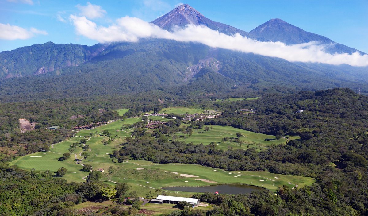 ¡Aquí estamos! Here we are! #Guatemala 🇬🇹 #StellaArtoisOpenGT #pgatourla #FuegoMayaGC #Volcano #VolcándeFuego 🌋 👏🏽