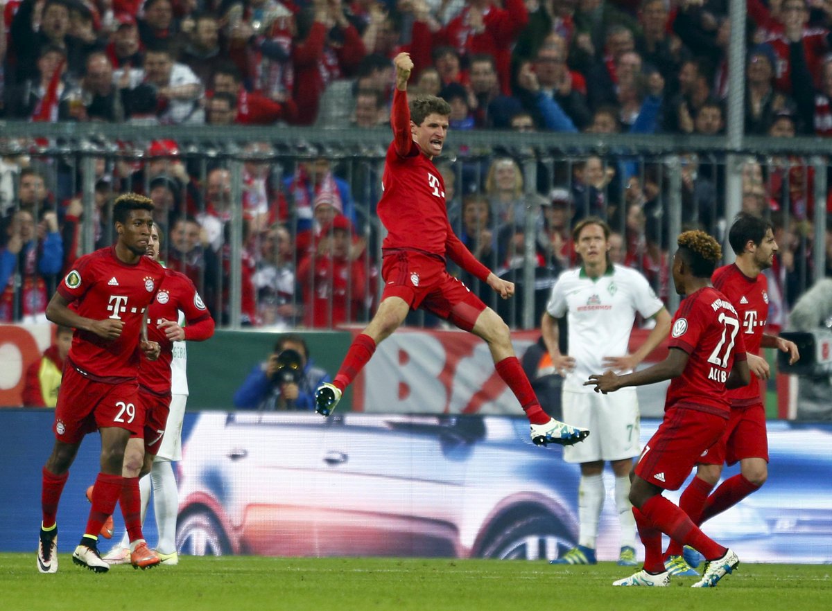 Bayern führt zur Pause 1:0 durch Müller. Der Mann, der in wirklich jeder Lebenslage geil aussieht #FCBSVW