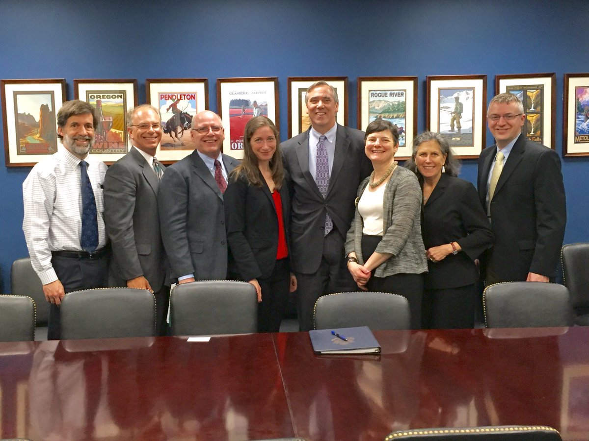 ESforOregon's tweet image. Thx @SenJeffMerkley for your strong support to #MakeHealthPrimary @FMCC2016 @aafp
