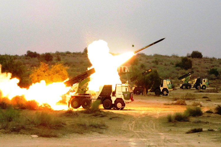 Hukum_Saa's tweet photo. 339
#Bikaner #Army #Mahajan #FieldFiringRange
रेगिस्तान में गरज रहे इन टैंकों और 
मिसाइलों से थर्रा उठेगा पाकिस्तान! https://t.co/36XeOsF8Qo