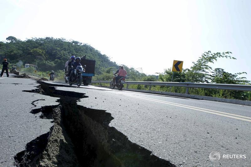 Hopes fade of finding survivors from Ecuador quake as death toll reaches 443: reut.rs/1SiZeH8