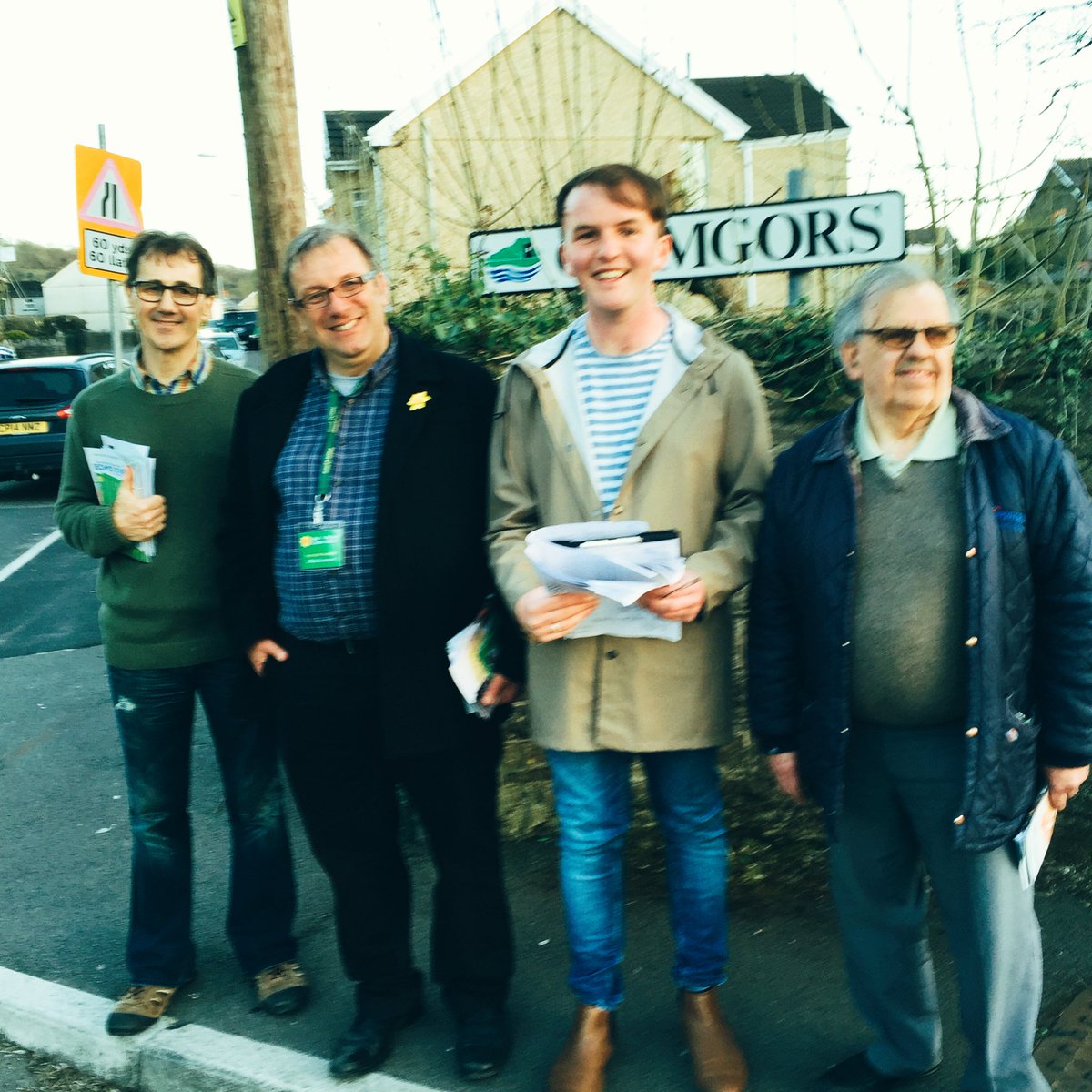 Plaid Cymru Neath (@plaid_castell_n) on Twitter photo <a href="/AlunLlewelyn/">Alun Llewelyn</a> and the team having lots of conversations with residents in Cwmgors tonight #Plaid16 <a href="/AlunLlewelyn/">Alun Llewelyn</a> and the team having lots of conversations with residents in Cwmgors tonight #Plaid16