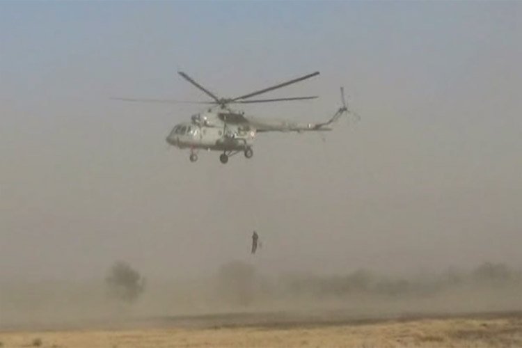 Hukum_Saa's tweet photo. 342.
#Bikaner #Army #Mahajan #FieldFiringRange #OperationShatruJeet
दुश्मन के इलाके में पैराड्रॉपिंग
@jeetensingh https://t.co/daTkVqrXl2