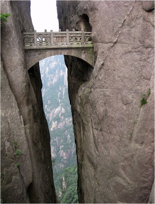 RestoDelMundo13's tweet photo. Increible puente a 1000 metros de altura. Fairyland en China. Une dos picos de montaña! https://t.co/5SsNDJzT3h