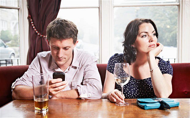 Project__Pause's tweet image. Don't let smartphone drive a wedge in your relationship! 

Checkout Project Pause for more!