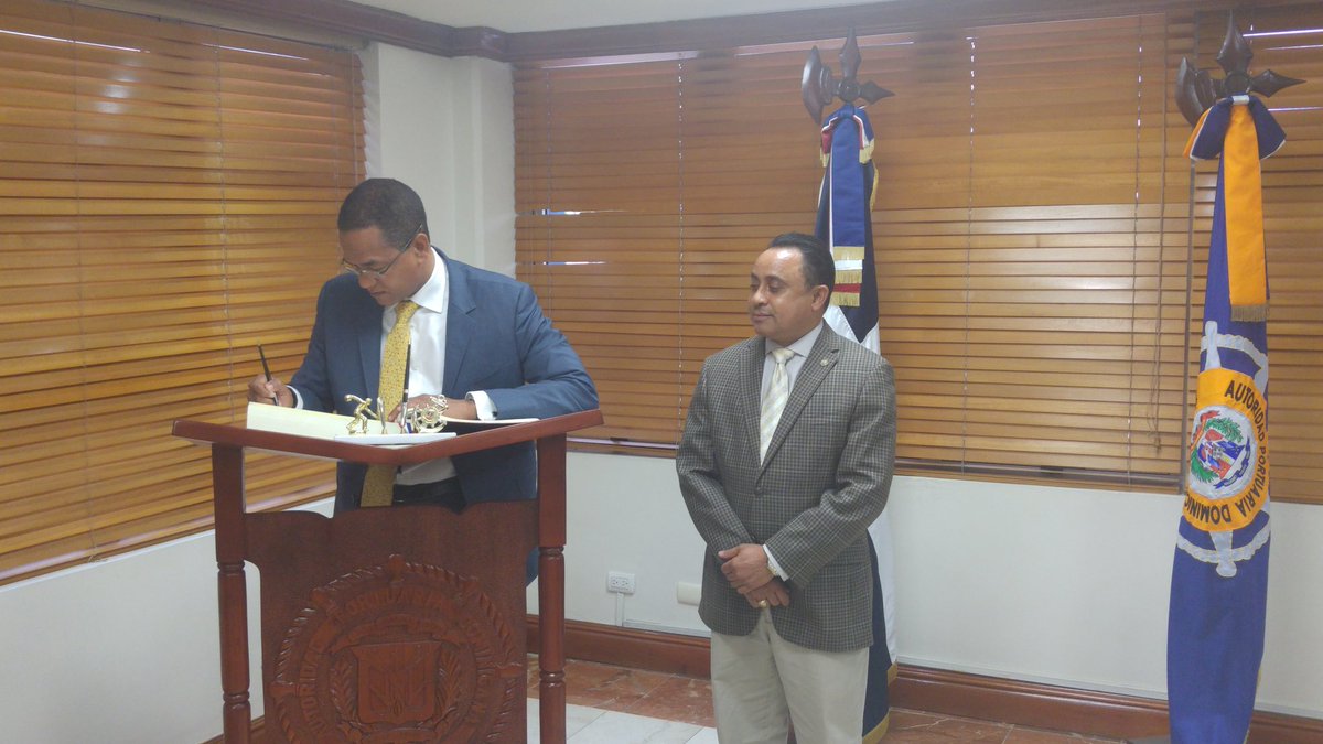 PortuariaRD's tweet photo. El Ing. @Mayobanexe observa a @JCesarValentin SENADOR de Santiago mientras firma el libro de visitas en su despacho. https://t.co/C5wJSlzNLy