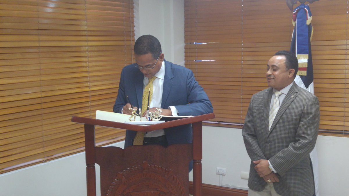 PortuariaRD's tweet photo. El Ing. @Mayobanexe observa a @JCesarValentin SENADOR de Santiago mientras firma el libro de visitas en su despacho. https://t.co/C5wJSlzNLy