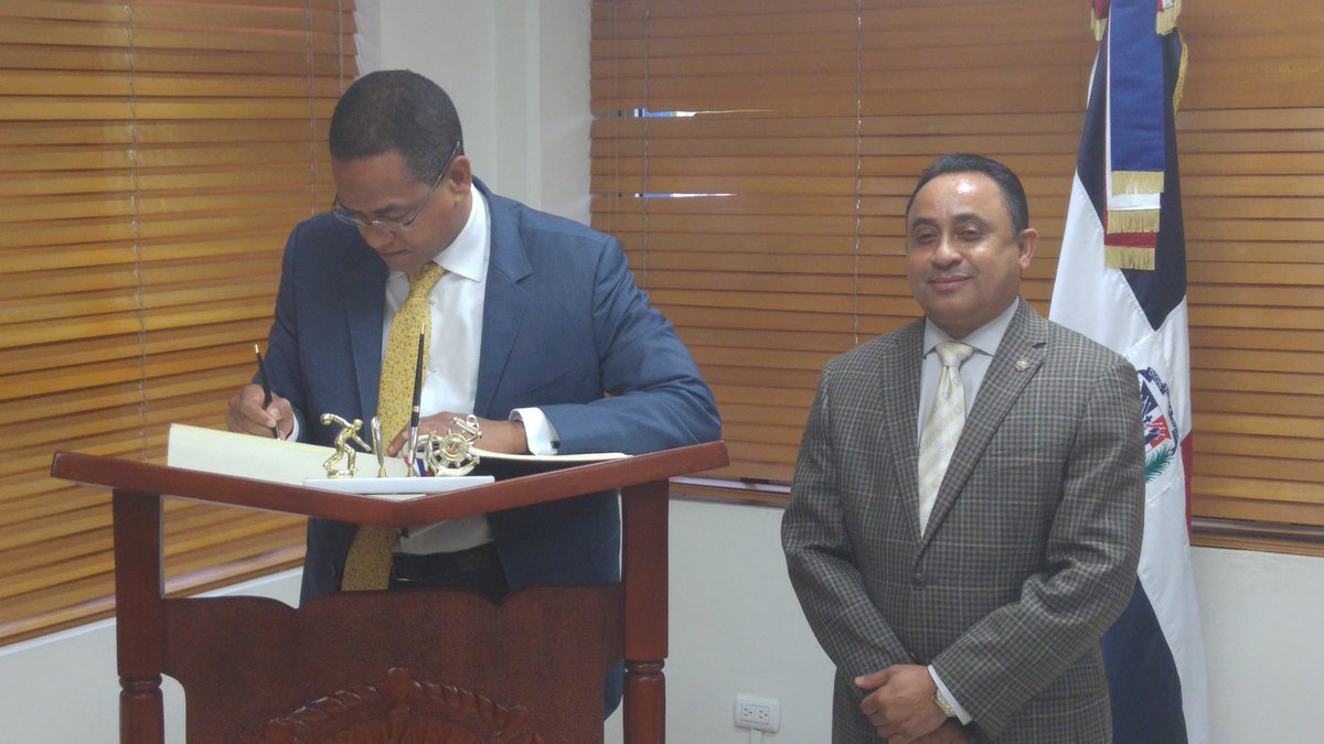 PortuariaRD's tweet photo. El Ing. @Mayobanexe observa a @JCesarValentin SENADOR de Santiago mientras firma el libro de visitas en su despacho. https://t.co/C5wJSlzNLy