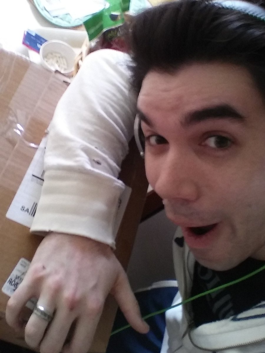 LysiasTV's tweet photo. Got back from my run and #CRAYBUTTON 2.0 IS HERE BOYS AND GIRLS hhyyyyye. Then shower.then settup... https://t.co/bOWkxZXHnA