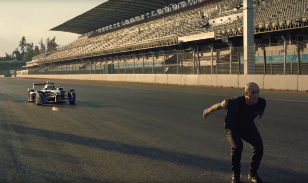 GROSpointBUZZ's tweet photo. OMG! Un back flip à l'aveugle par dessus une voiture de course en pleine accélération - https://t.co/FkBjuhPCGm https://t.co/j1LTZbbw0y
