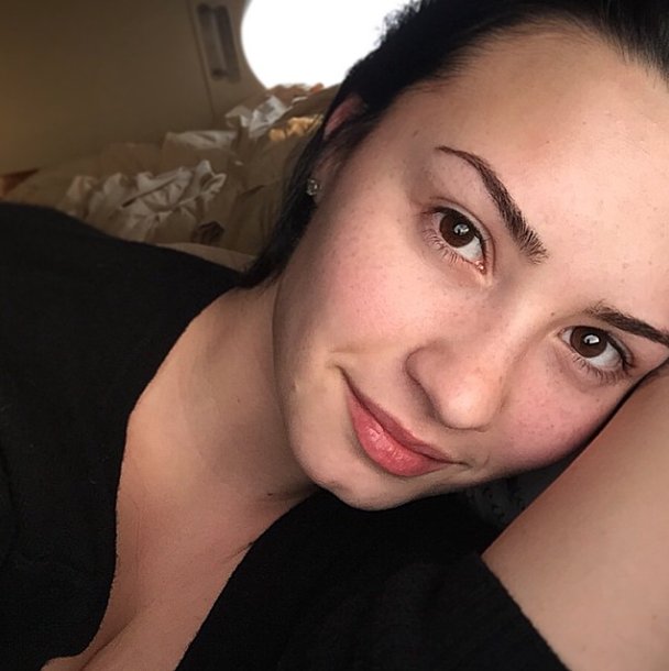 GOTDWNAMITZ's tweet photo. demi lovato sem maquiagem com as sardinhas aparecendo é a minha morte https://t.co/0oTZGg60ig