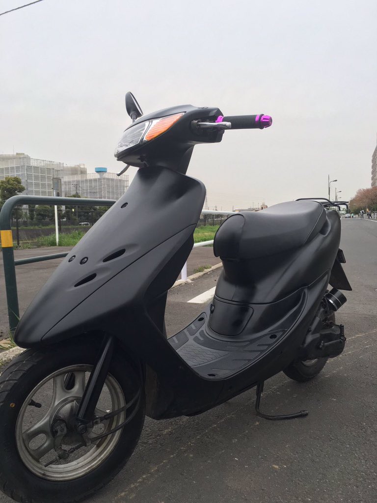 QzZbx's tweet photo. 原付、ライブディオ売ります
マフラー社外で3万のやつです
4万〜
不具合はエンジンがちょっとおかしいので直さなくても走りますが直せば60以上でます。あと少しオイル漏れあり
取りにこれる人お願いします https://t.co/7yghLq0fy8