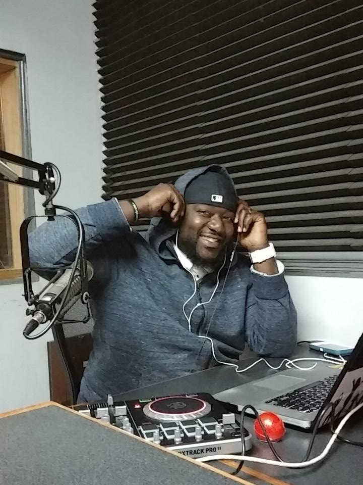 EntertainBiz305's tweet photo. #DJSamG..getting ready for the show..count down....3 minutes https://t.co/2aE2lYXZi5