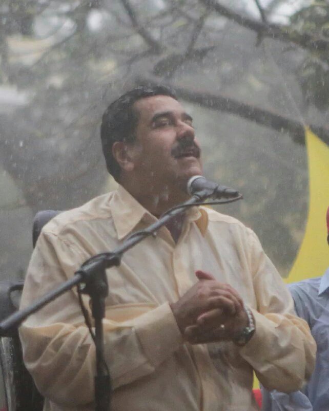 DanyPatty's tweet photo. Tómame una foto igualitico al comandante como si no me diera cuenta https://t.co/yCkbWmBfyf