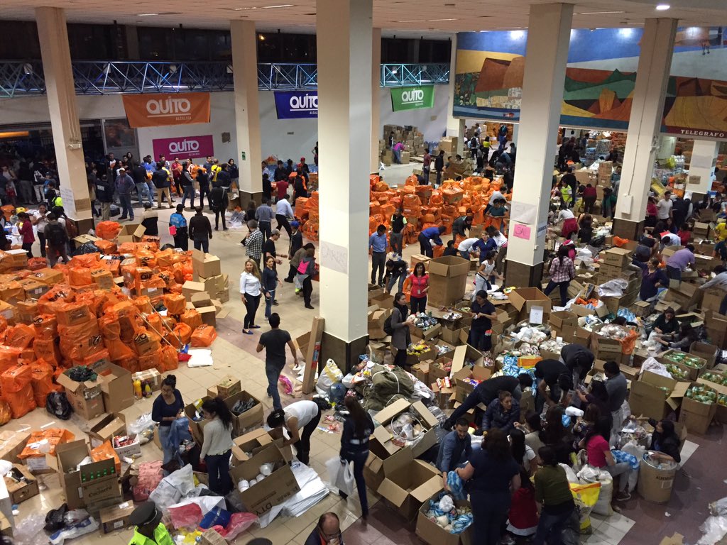 MauricioRodasEC's tweet photo. El convoy más grande con ayuda humanitaria (29 vehículos) saldrá de Quito en pocos minutos #QuitoSolidario https://t.co/tY00vgyeex