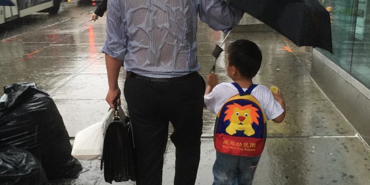 HuffPostFamily's tweet image. "Umbrella Dad" uses viral fame to set up charity to help underprivileged kids huff.to/1Wd0Nen