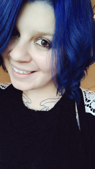 I hope some people come smile with me tonight. :) See you in an hour. https://t.co/5U0BWVEgRu