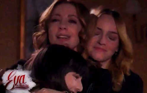 Ay que bonito verlas juntas! :') #Eva <a href="/EdithGonzalezMx/">Edith Gonzalez</a>, #Adri <a href="/minniewest/">Minnie West</a> y #Fabi <a href="/NicApollonio/">Nicole Apollonio</a> 😍 #EvaLaTrailera 🚍