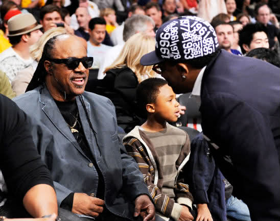 Nueva teoría conspirativa favorita: Stevie Wonder no está ciego ow.ly/4mSvlu