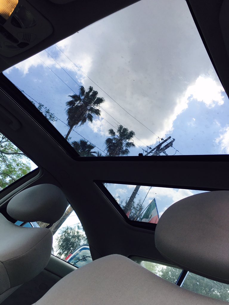 GoMaxAuto's tweet photo. This view while cruisin'...#MercedesBenz #CeilingMissing #Kompressor #SanFernendoValley #GoMaxAuto https://t.co/kYF3NcoVt2