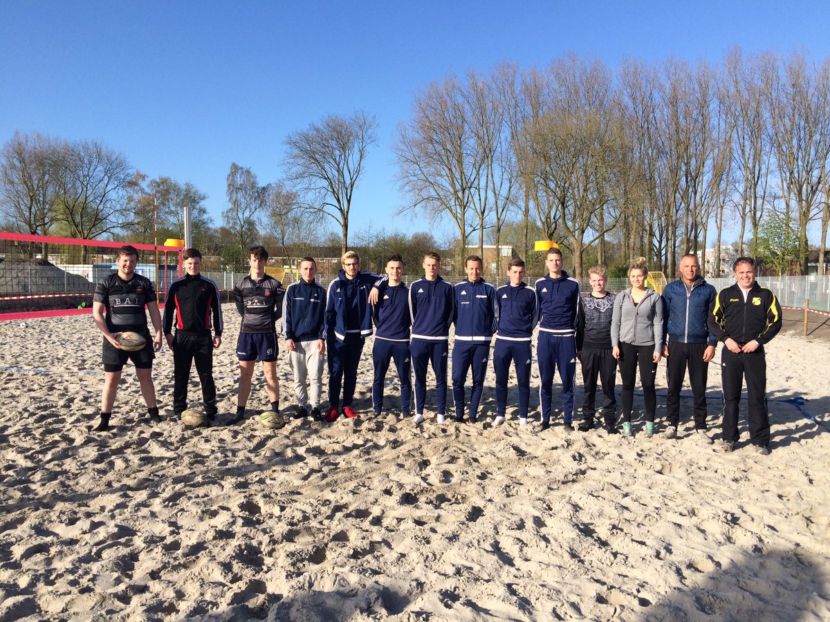 De clinicgevers klaar voor mooie dag #beachvolleybal, korfbal, rugby en voetbal! <a href="/FeansterRC/">FeansterRugbyClub</a>  <a href="/kvkinea/">Kinea</a> <a href="/CIOSHvnLwdn/">CIOS H'veen L'warden</a>