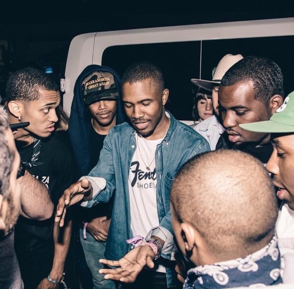 StreetFashion01's tweet image. Frank Ocean Showing off his New Album at Coachella!🎌