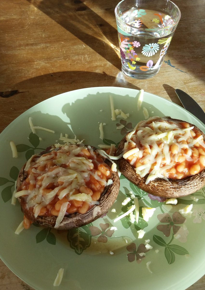Daffodil01chase's tweet image. Portobello mushrooms with cheesy beans #day4 #2weekchallenge #loose10lb
