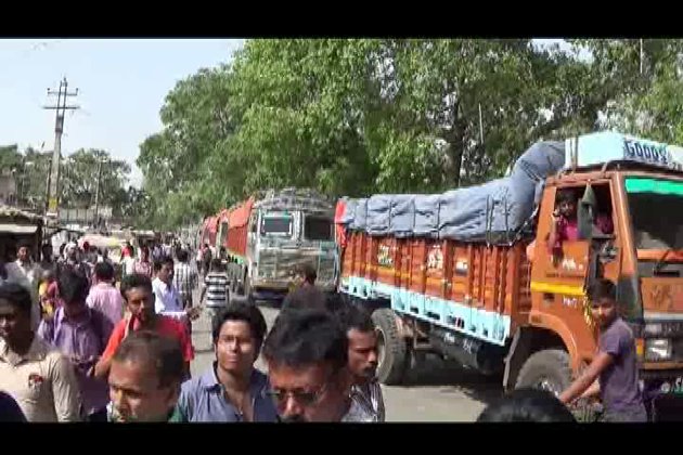 News18Bengali's tweet photo. #Nadia #RoadBloack
নদিয়ার তেহট্টে রাজ্য সড়ক অবরোধ
https://t.co/j4dwv5cpkt https://t.co/qDVjL7s1Ef