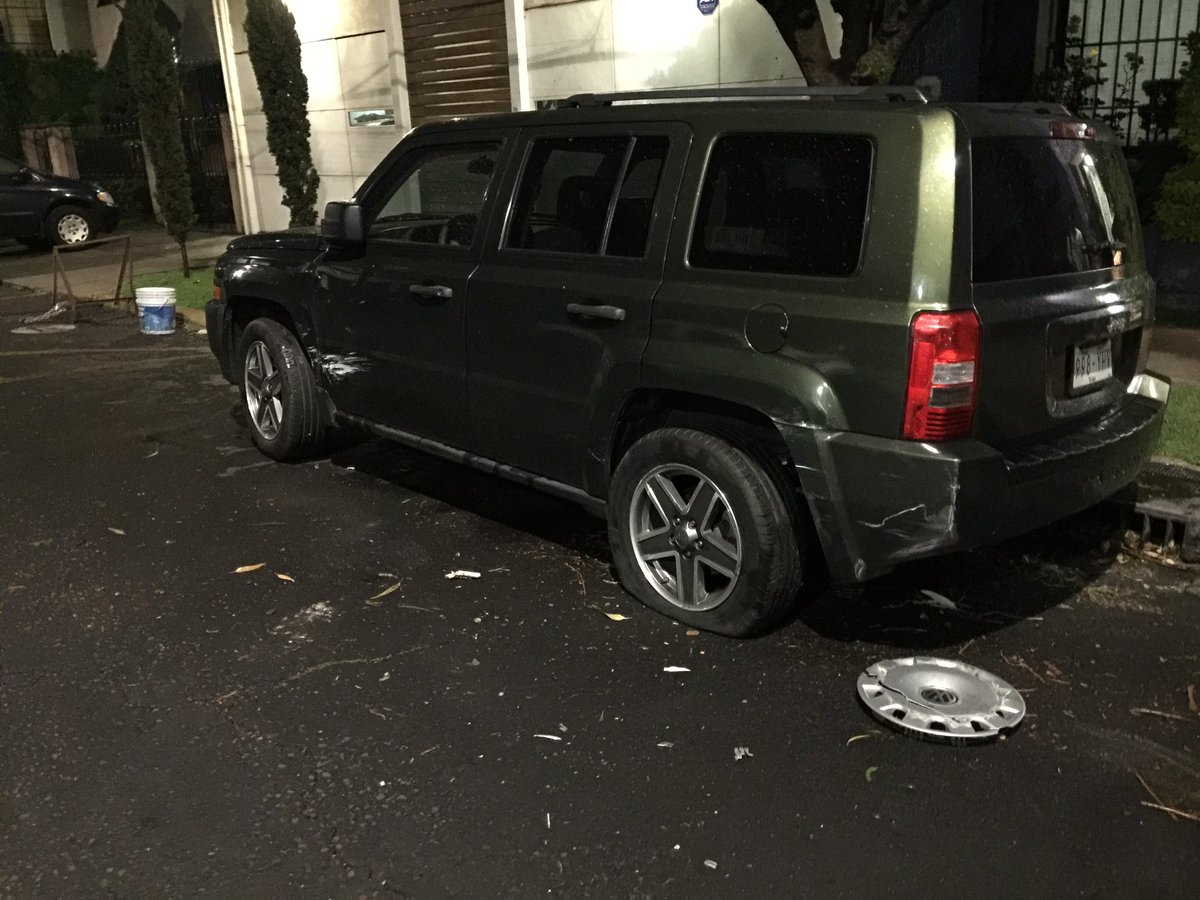 Grets05's tweet photo. Le acaban de chocar a esta camioneta y se dio a la fuga un Jetta blanco @AA_DF @PoliciaFedMx @dftrafico https://t.co/nJo6ThMtXd