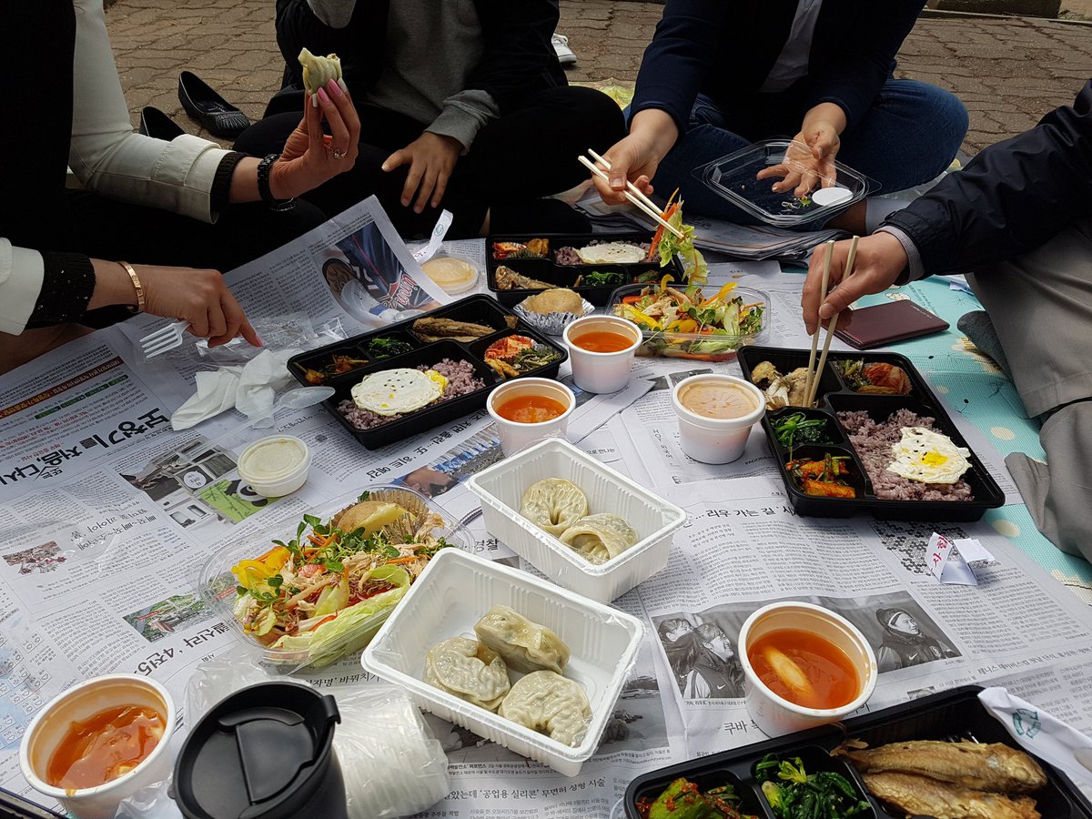 화창한봄날 직원들과 맛있는 외식으로 한껏 기분까지 up up up!! 도시락 갖고 야외로 나가보세요.