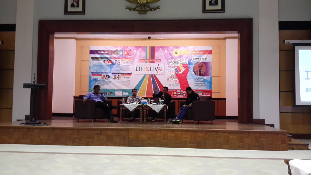 Pembicara menjawab pertanyaan-pertanyaan peserta seminar
<a href="/UG_BEMFTI/">BEM FTI Gunadarma</a> <a href="/UG_HMTE/">HMTE UG</a> 
#itfestug2016