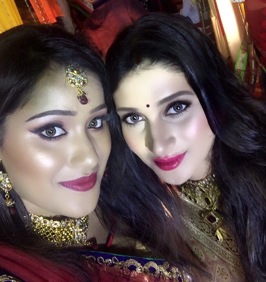 roy_susmita7's tweet photo. Weeding da season👰🏼👸🏼💑 #weedingnight #friends#foods#fun#music#dance#indianwear#sari https://t.co/eB7xXpQdSo