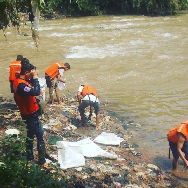 pmikabbogor's tweet photo. Ga mau banjir? Bersihkan saluran air dari sampah
#RuwatbumiPMI @palangmerah  @jokowi  @Pak_JK  @DPR_RI https://t.co/kATuAVSxu2