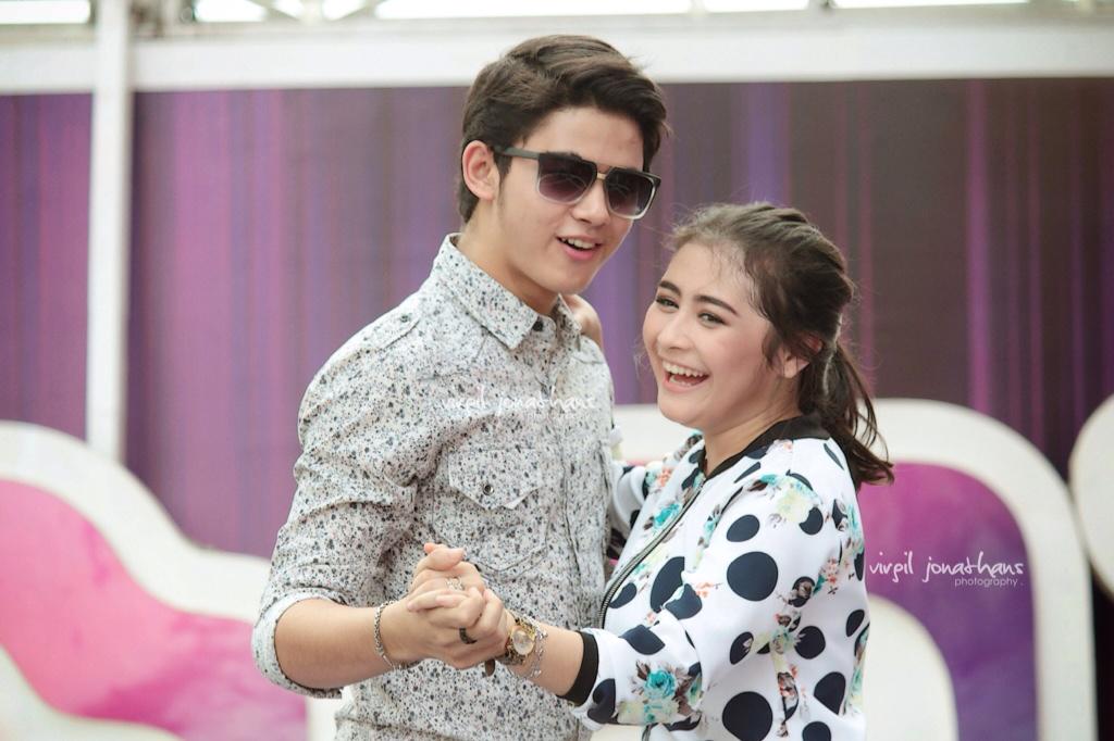 varida9_varida's tweet photo. Tetaplah berpegangan tangan dan percaya semua akan baik2 saja #staywithaliprilly @PrillyBie @alysyarief https://t.co/Jy1OAGfYhn