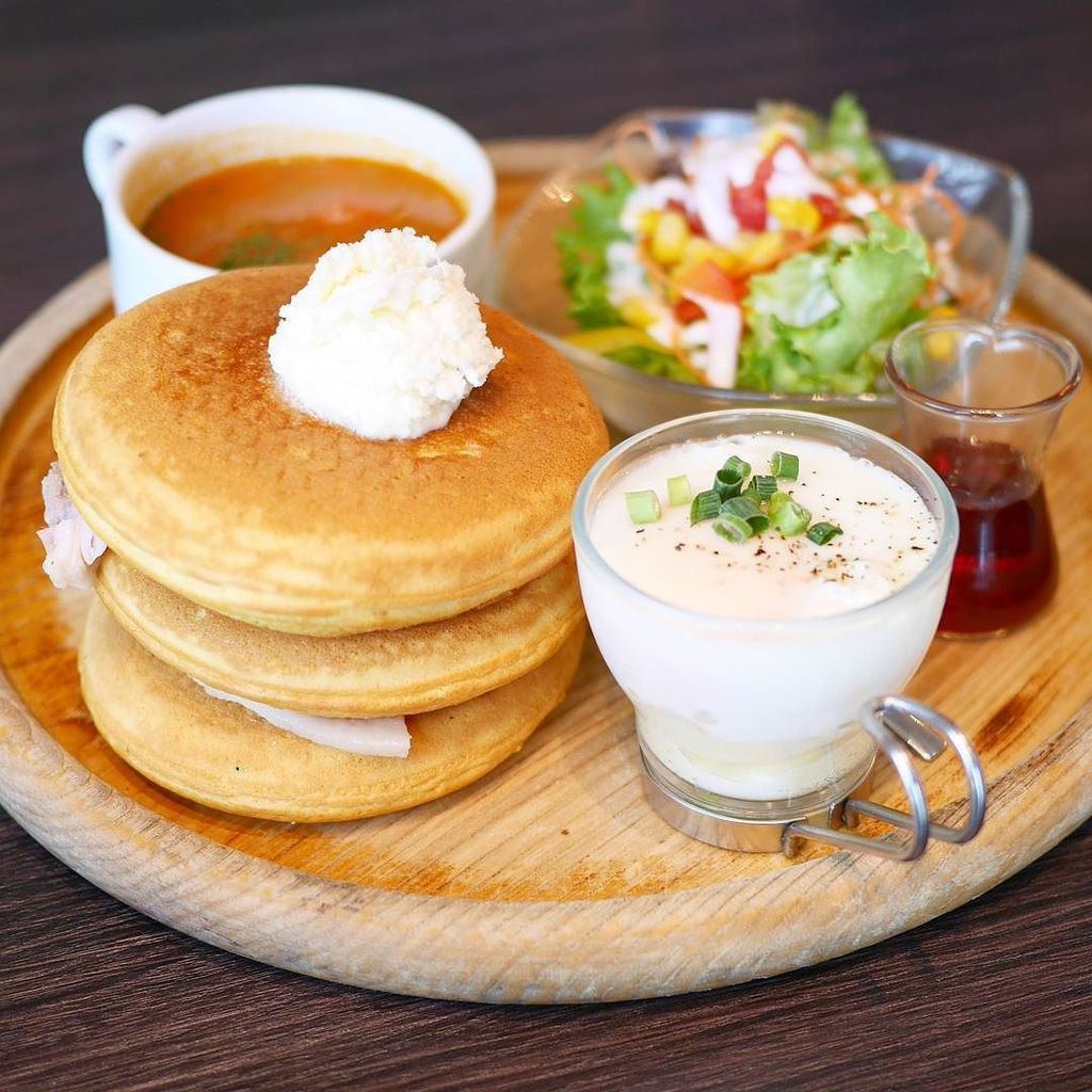 おまる部長 たっちゃんずパンケーキ部 Microcosmos 渋谷 ミクロコスモスのパンケーキ エッグスラットランチ 美味しくてめちゃお得 パンケーキの間にはグリルハムがはさまっています ドリンクバー付で平日1000円 土曜1100円
