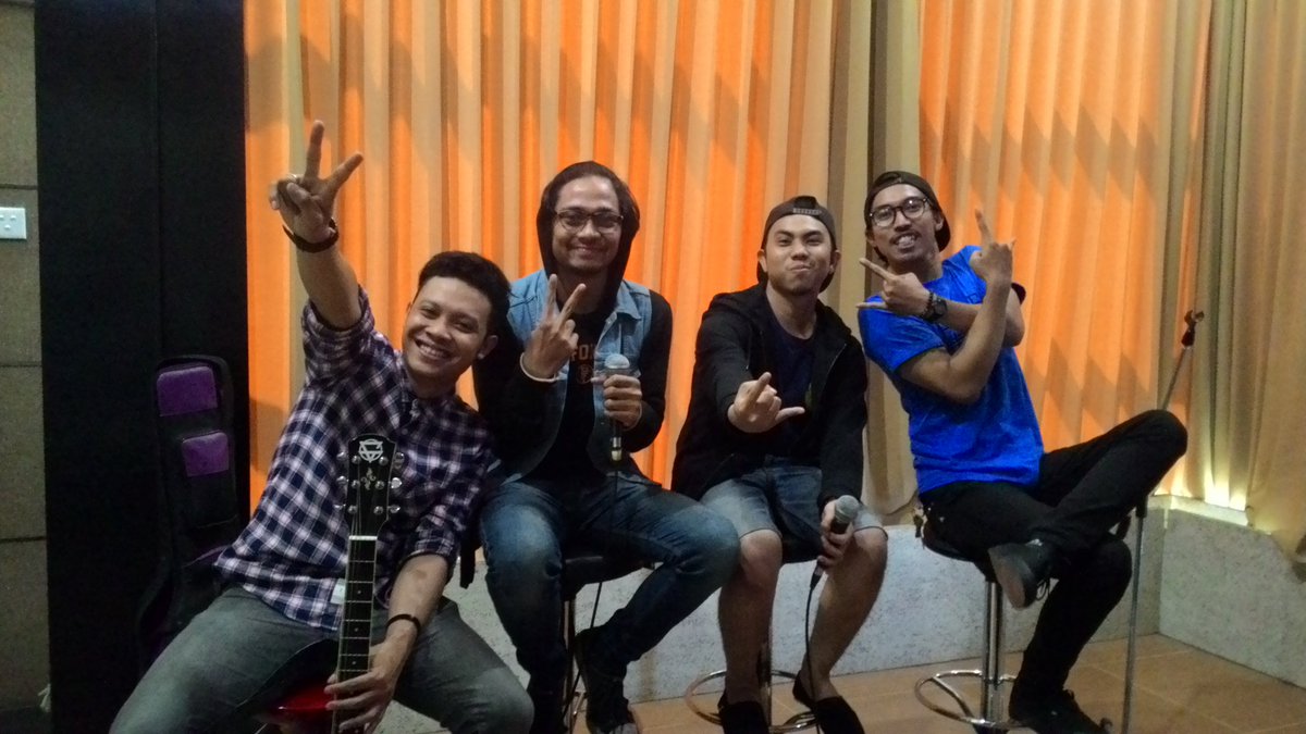 Colorsfm's tweet photo. Jgn kmn2 ya Colors People, Nancy Siagian msh bakal tanya2 banyak ttg single baru @GEA_official cuma di #Parcel https://t.co/CELLNzY0fR