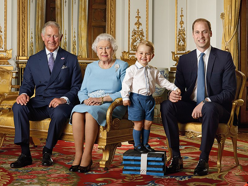 1034SunFM's tweet image. A new stamp marking the Queen's 90th Birthday has been released and that's how they made Prince George so tall!