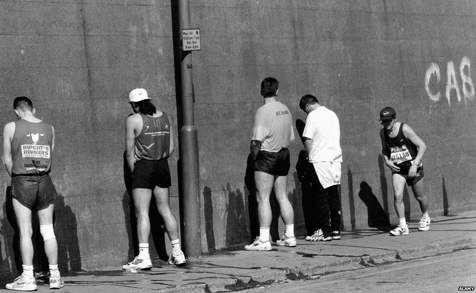 Фото марафон в чикаго. You run during the break. Очередь в туалет. Человек на пробежке. You run during the break.