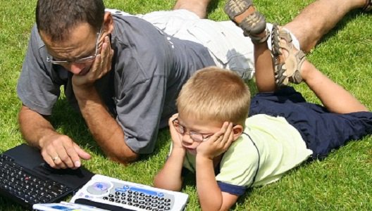 dialogando_es's tweet photo. ¡Ten siempre una actitud abierta ante las tecnologías conectadas y comparte tus conocimientos con #familia y amigos! https://t.co/OWbX8LkPfx