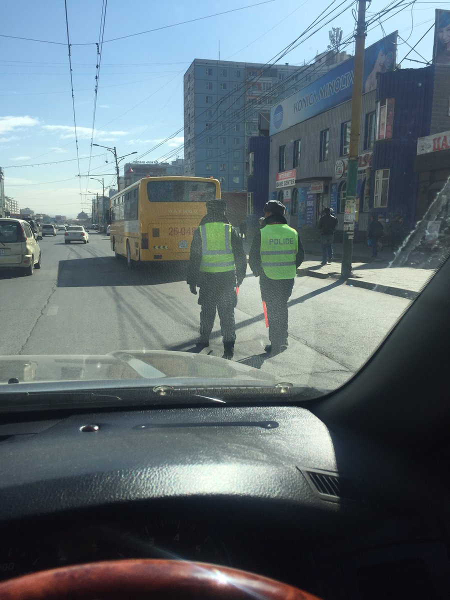 Өнөөдрөөс цагдаа нар өвлийн өмсгөлөө тайлж байгаа юм байна!
Хаа хамаагүй тайлж өмсдөггүй тушаалаар өмсөж, сольдог бн