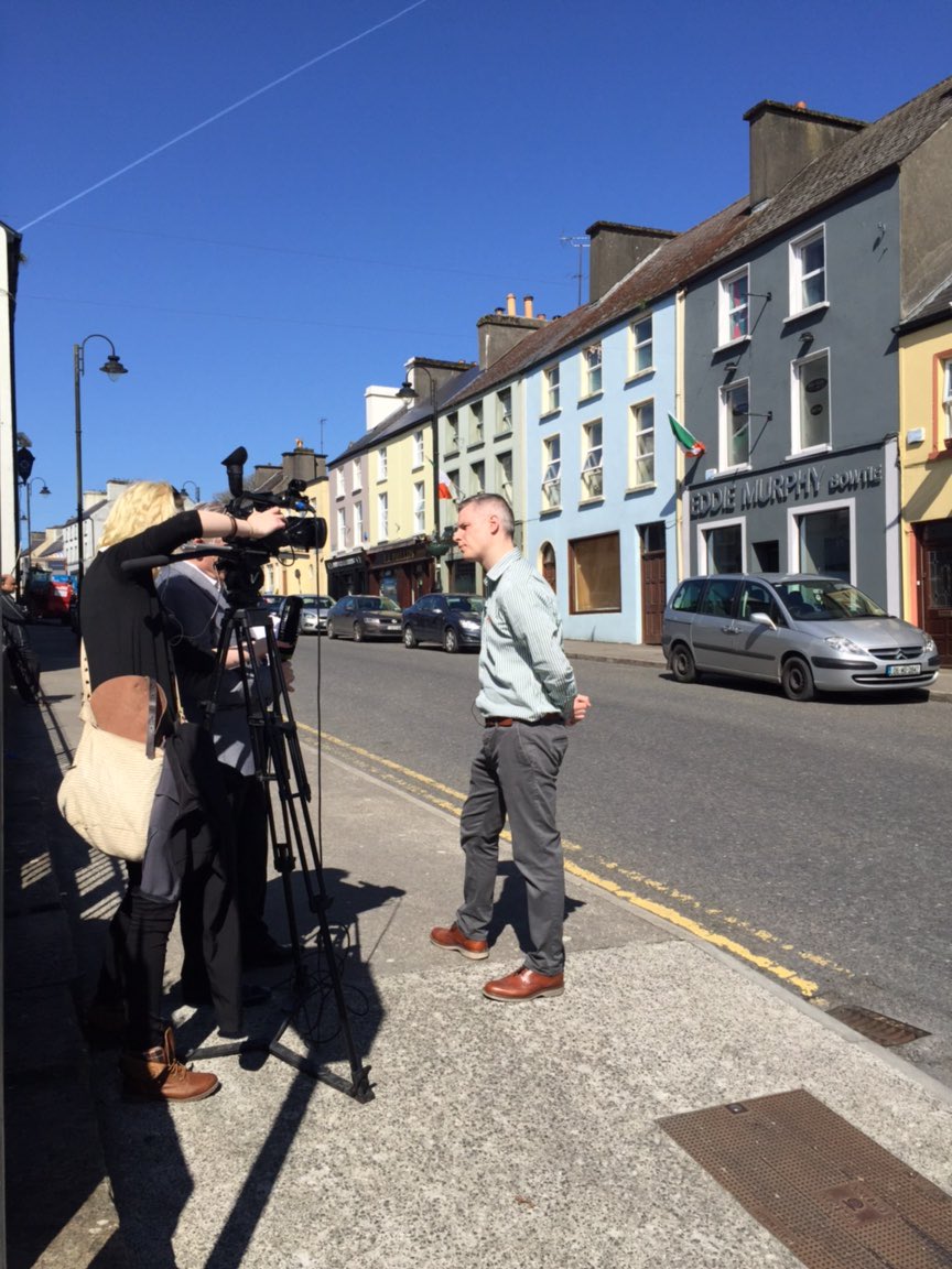 Live from upper Main Street it's <a href="/FinnFootwear/">Finn Footwear</a> for <a href="/irishtv/">IRISHTV.ie</a> today. Yes the sun always shines in B❤️llyhaunis !!