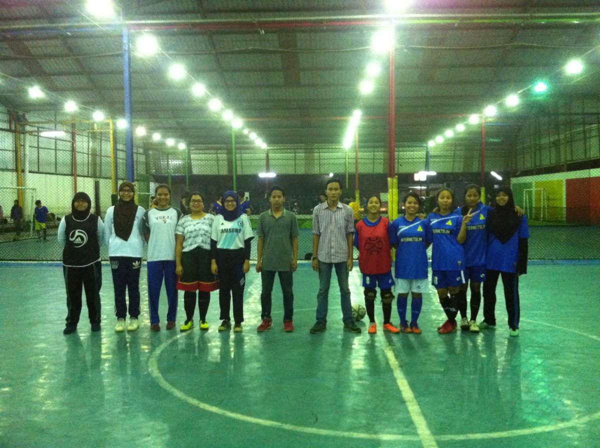 [PERTANDINGAN FUTSAL PUTRI]
Baru dimulai pertandingan futsal putri Geografi vs Kimia dukung terus kontingenmu!