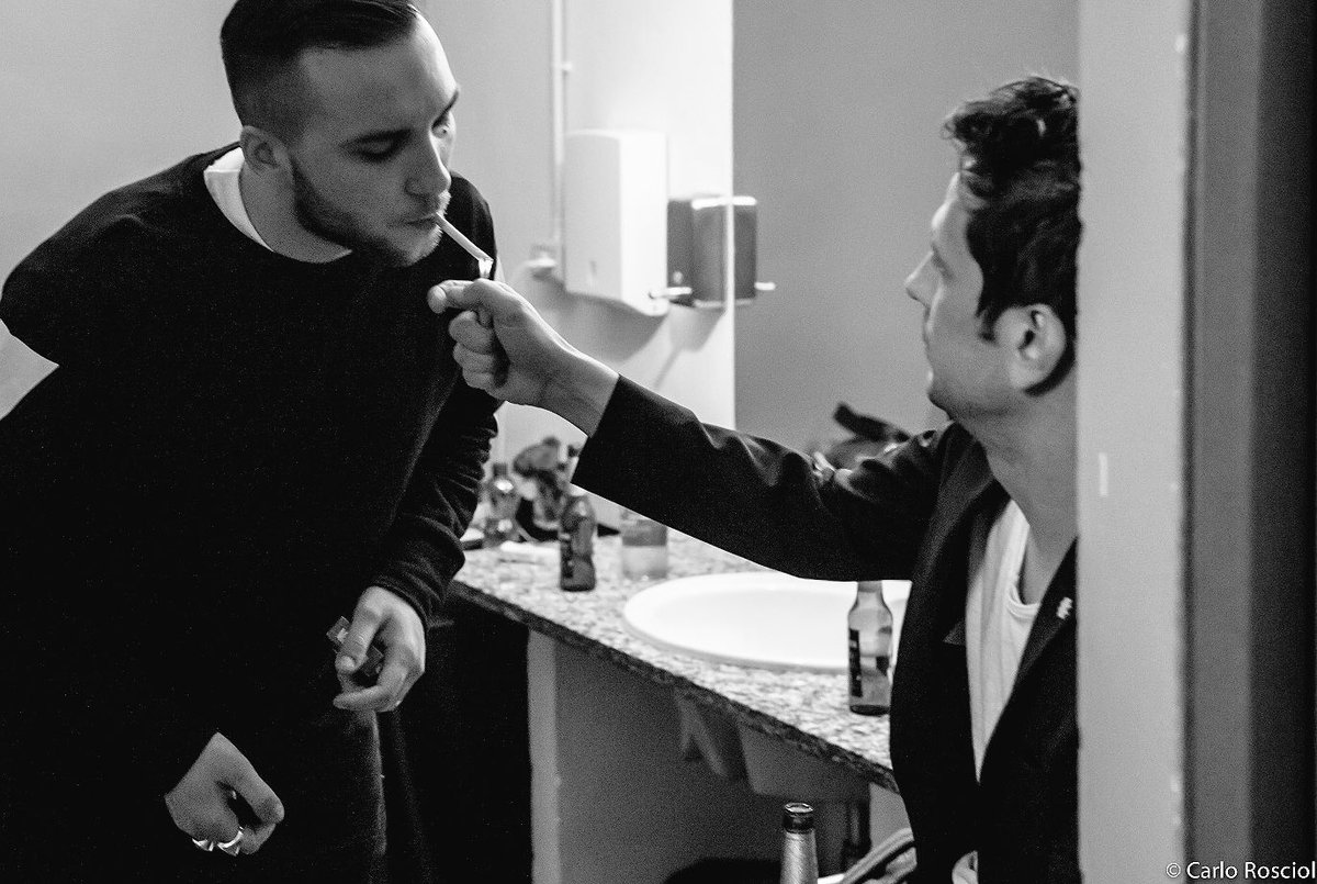 MattiaBriga's tweet photo. Fumando 🚬 Nel backstage dell'#Alcatraz con Matteo degli @zeroassoluto 

📸 @carloroscioli https://t.co/3yXDFXR7Yy