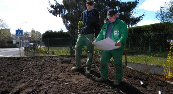 aisnenouvelle's tweet photo. #Holnon Les jardiniers vont reproduire le logo de la ville avec des plantes https://t.co/LhB6o7CIhO https://t.co/OjX7vKb9Vu